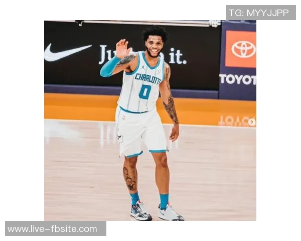 迈尔斯布里奇斯上半场表现出色8投3中贡献14分3助攻并罚球全中